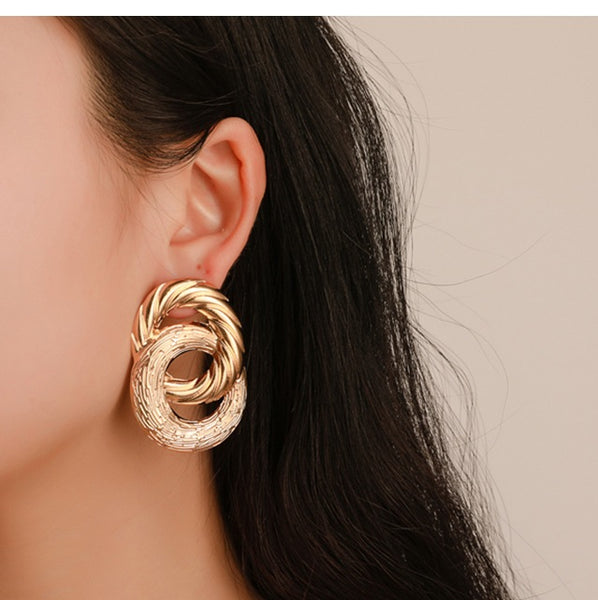 Metal Circle Twist Earrings