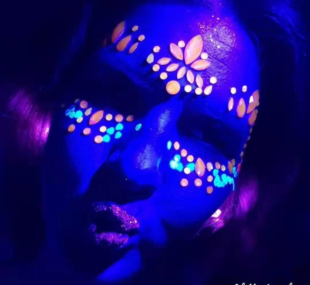 Glow In The Dark 3D Face Gems